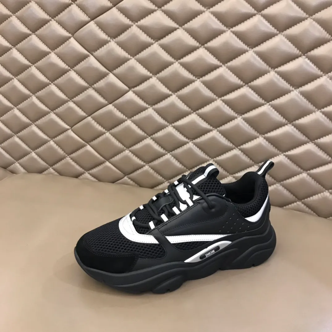 Factory price: 480💰 ◾️▫️Dior D®️ x 🆕 (high version) B22 men's jogging fashion sneakers, this single product draws inspiration from retro jogging shoes. It adopts a thick low-top design, with an upper made of black cow leather and mesh fabric, and a black and white engraved rubber sole. Black mesh fabric tongue and heel counters complement black laces, with an embossed "Di~r" logo embellishment on the side. These sneakers can be mixed and matched with a classic suit for a sporty chic look! Size: 39-45 (38, 46 can be customized)